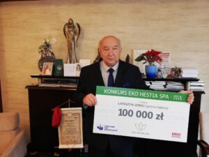 Stanisław Rokosz z pamiątkowym czekiem za zwycięstwo w konkursie Eko Hestia SPA