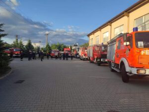 Strażacy z Niemiec obok budynku szkoły w Żyrakowie (fot. OSP Straszęcin)